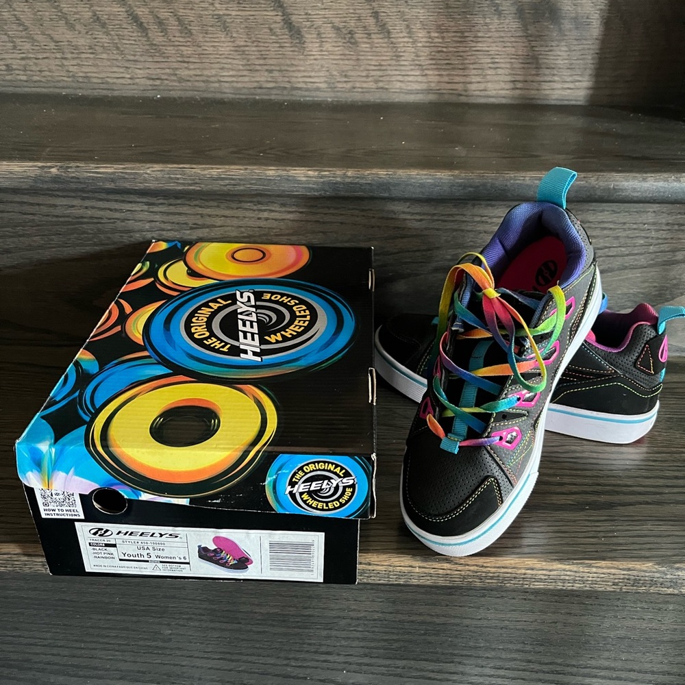 Heelys girls runners with wheels retail sz 5 EUC